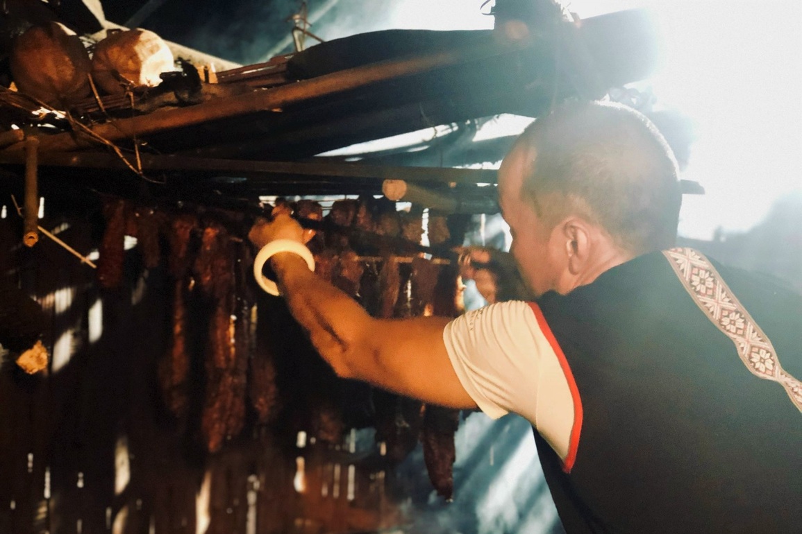 Thầy giáo bỏ nghề, làm giàu với bí quyết độc tôn làm thịt hun khói - 2 Thầy giáo bỏ nghề, làm giàu với bí quyết độc tôn làm thịt hun khói - 2