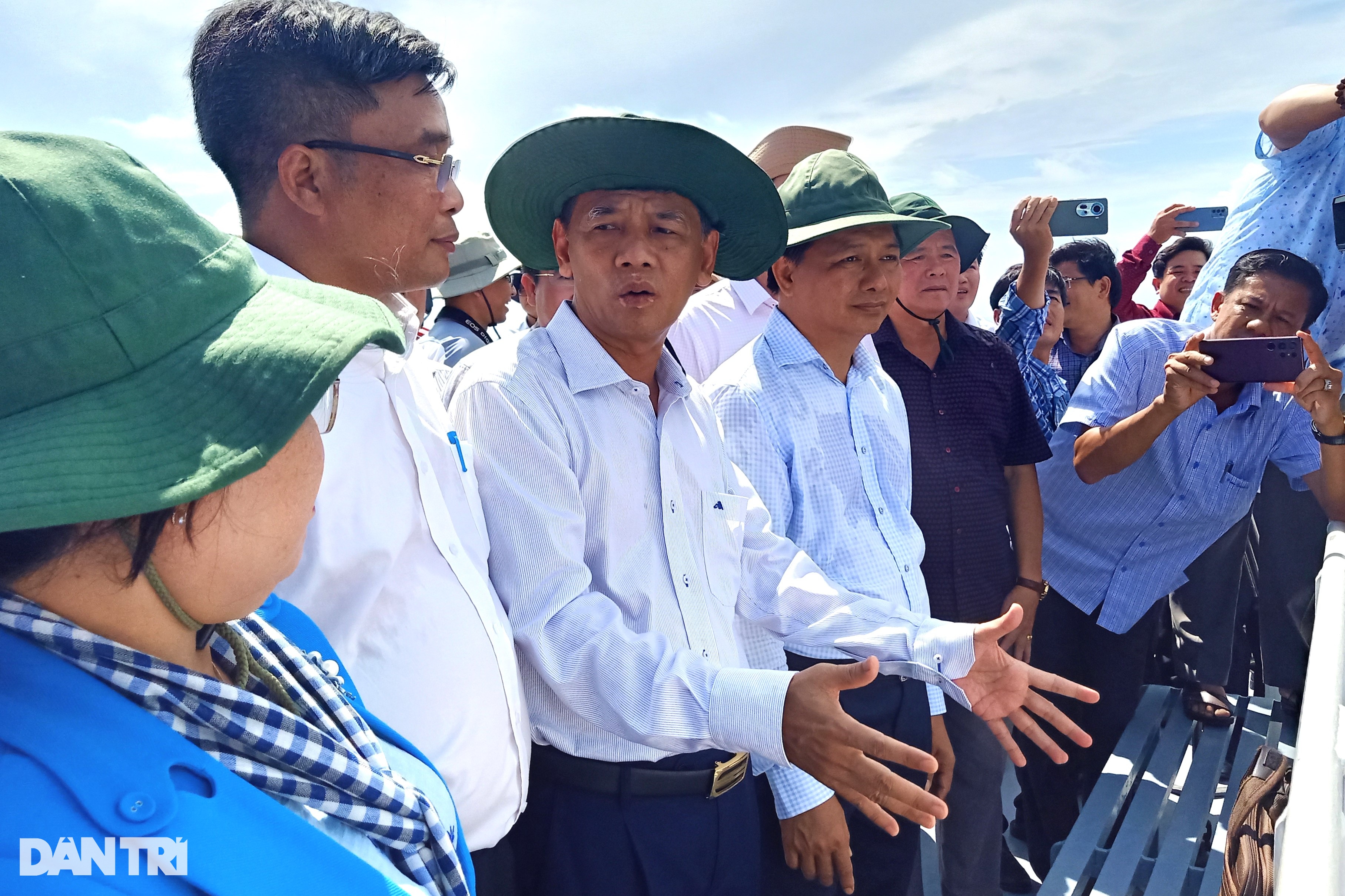 Lần đầu tiên khởi công khai thác cát biển làm đường cao tốc
