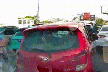 Xác minh clip tài xế ô tô đánh người phụ nữ đi xe máy giữa đường ở TPHCM