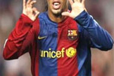 Ronaldinho cùng Barca nhấn chìm “Tàu ngầm vàng” 