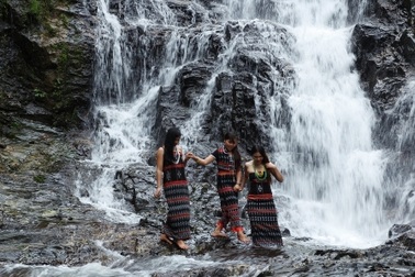 Ngắm sơn nữ tắm mát dưới "thác 3 tầng" bên đường Hồ Chí Minh