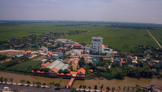 Choáng ngợp trước độ xa hoa của tòa lâu đài có hẳn sân đỗ trực thăng ở Thái Bình  - Ảnh 1.