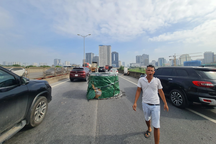 Hai cuộn thép nặng hàng chục tấn rơi xuống đường vành đai 3