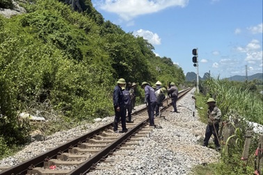 Thông tuyến đường sắt Bắc - Nam qua Quảng Trị sau sự cố sạt lở đá