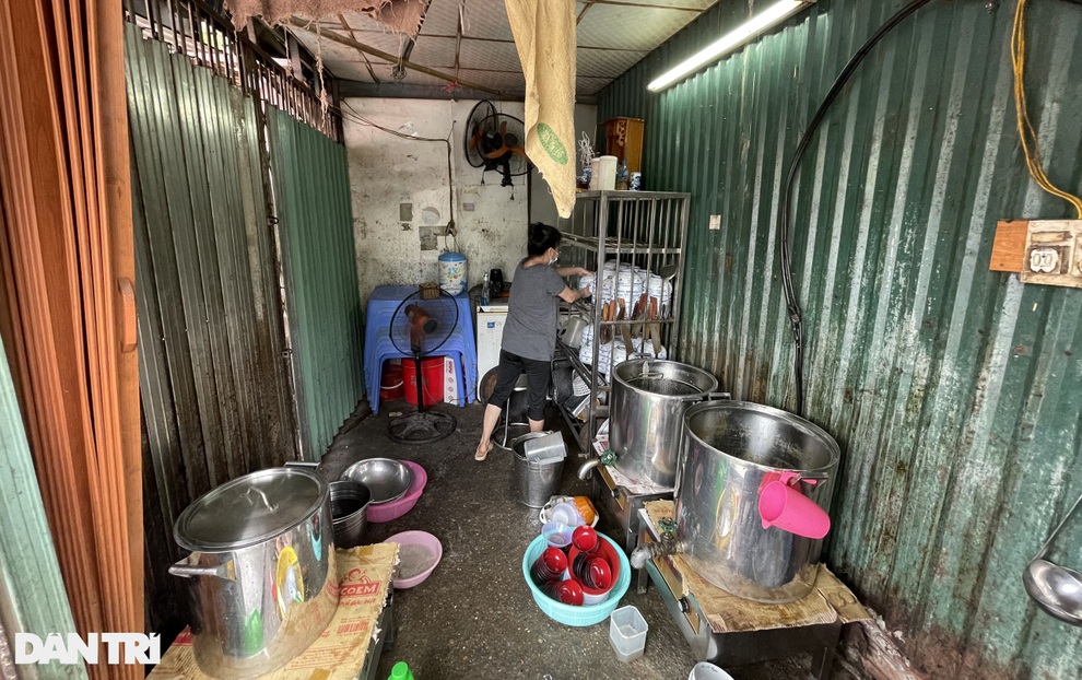 Hà Nội: Chủ hàng tất bật dọn quán trước giờ được mở cửa bán hàng trở lại - 5 Hà Nội: Chủ hàng tất bật dọn quán trước giờ được mở cửa bán hàng trở lại - 5