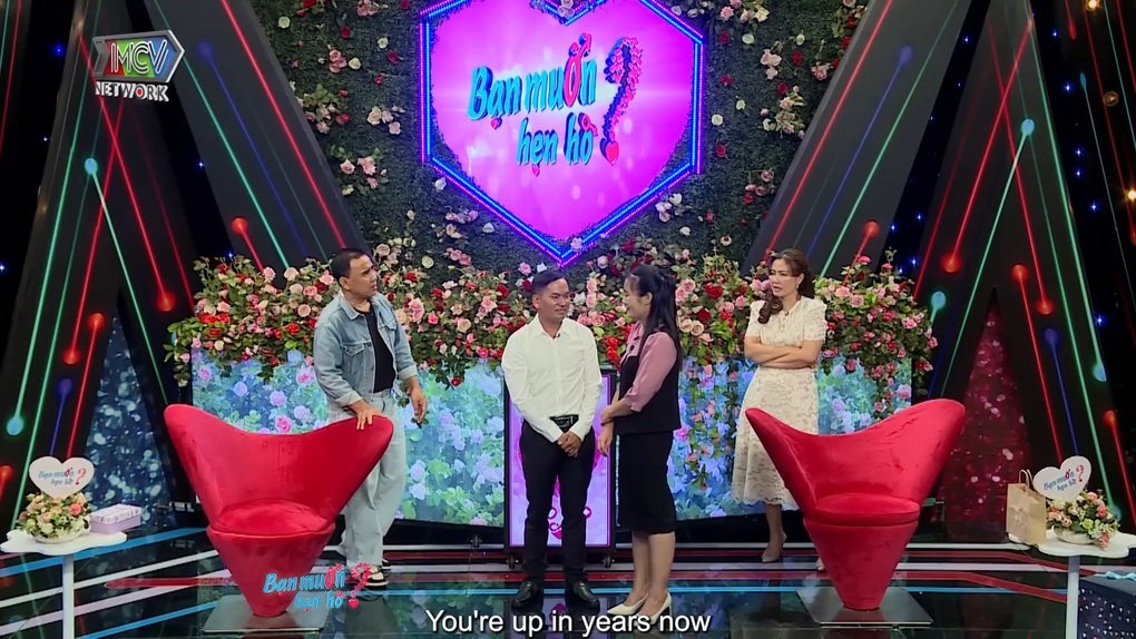 Nữ dược sĩ ngại ngùng, quay mặt đi khi được bố đơn thân kém 2 tuổi hôn má - 2 Nữ dược sĩ ngại ngùng, quay mặt đi khi được bố đơn thân kém 2 tuổi hôn má - 2