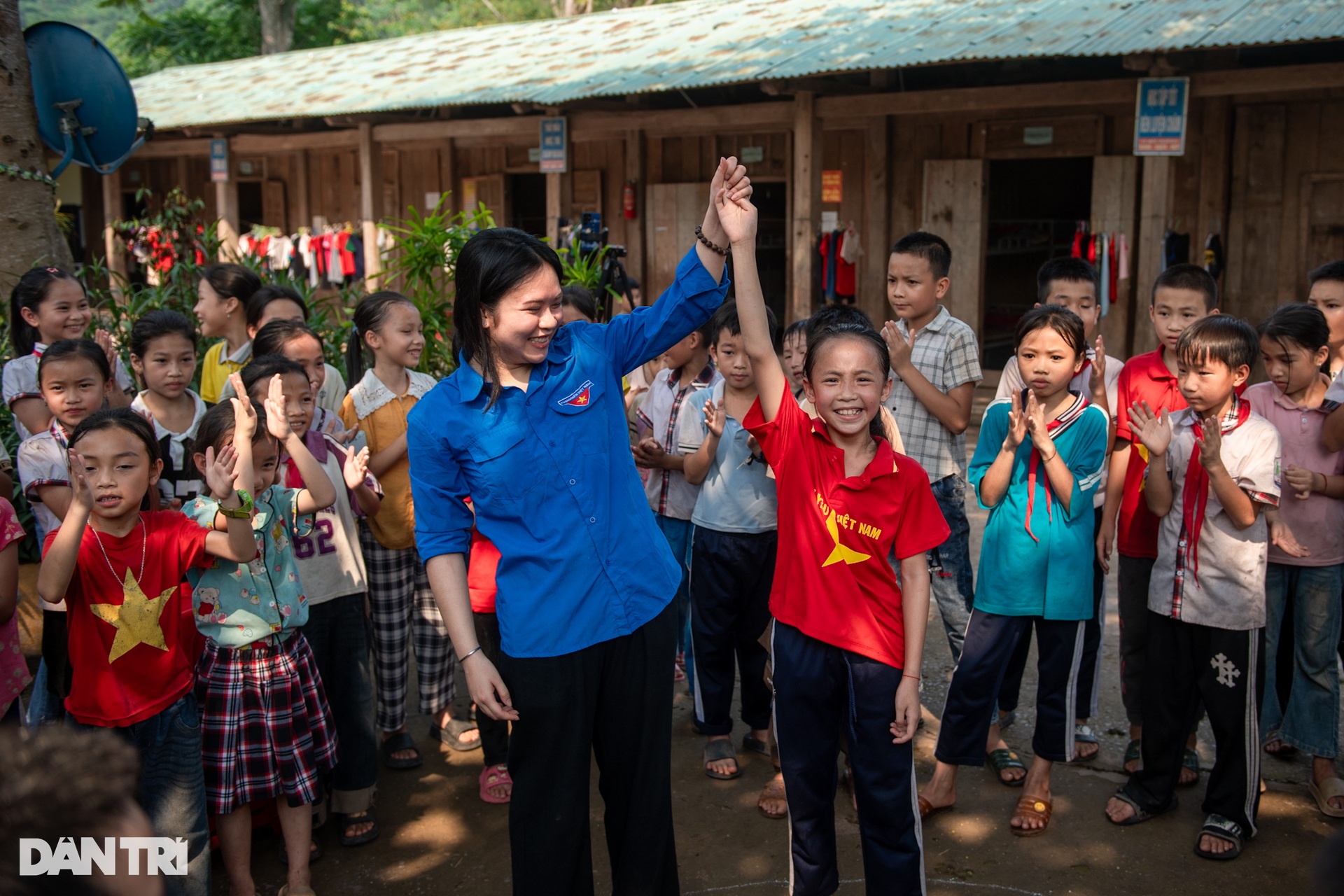 Vượt núi, băng sông tiếp sức cho đồng bào nơi phên dậu Tổ quốc - 1 Vượt núi, băng sông tiếp sức cho đồng bào nơi phên dậu Tổ quốc - 1