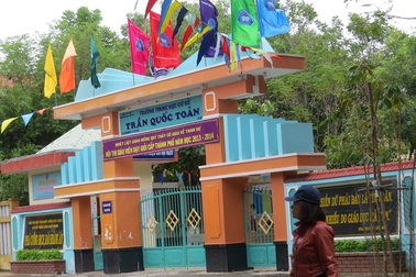 Kiểm điểm hiệu trưởng bắt học sinh “học bồi dưỡng”