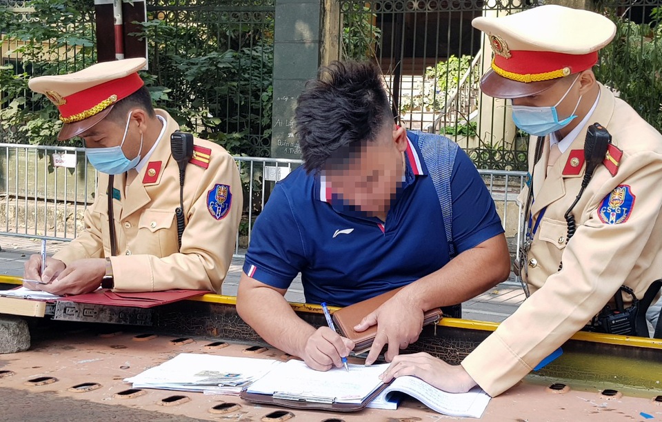 Hà Nội phạt nguội xe dừng, đỗ sai quy định - 4 Hà Nội phạt nguội xe dừng, đỗ sai quy định - 4