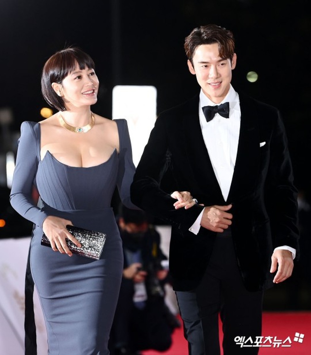 Chị đại Kim Hye Soo nổi nhất thảm đỏ Rồng Xanh 2021 - 1 Chị đại Kim Hye Soo nổi nhất thảm đỏ Rồng Xanh 2021 - 1
