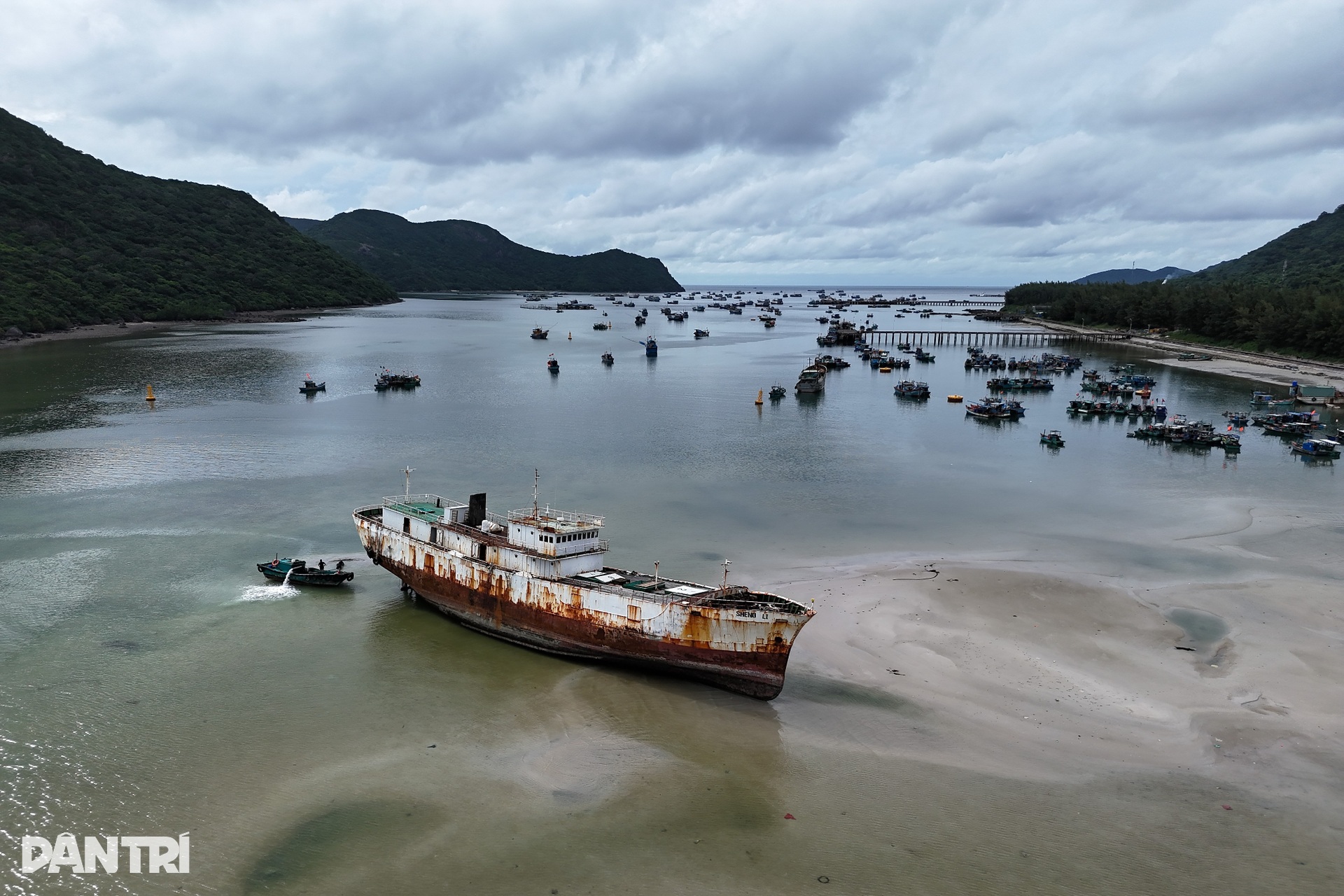 Hình ảnh cuối cùng của tàu hoang Sheng Li trước khi được kéo khỏi Côn Đảo - 1 Hình ảnh cuối cùng của tàu hoang Sheng Li trước khi được kéo khỏi Côn Đảo - 1