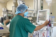 Người đàn ông ở TPHCM bất ngờ phải lọc máu cấp cứu sau khi ăn nửa trái xoài