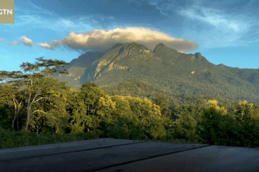 Xem khoảnh khắc đám mây "đội mũ" cho ngọn núi