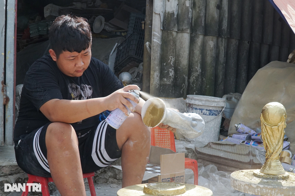 Đột nhập xưởng chế tác 5.000 cúp vàng World Cup thạch cao ở Hà Nội - 6 Đột nhập xưởng chế tác 5.000 cúp vàng World Cup thạch cao ở Hà Nội - 6