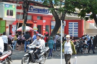 Khói bao trùm tòa nhà cao tầng, hàng trăm nhân viên tháo chạy