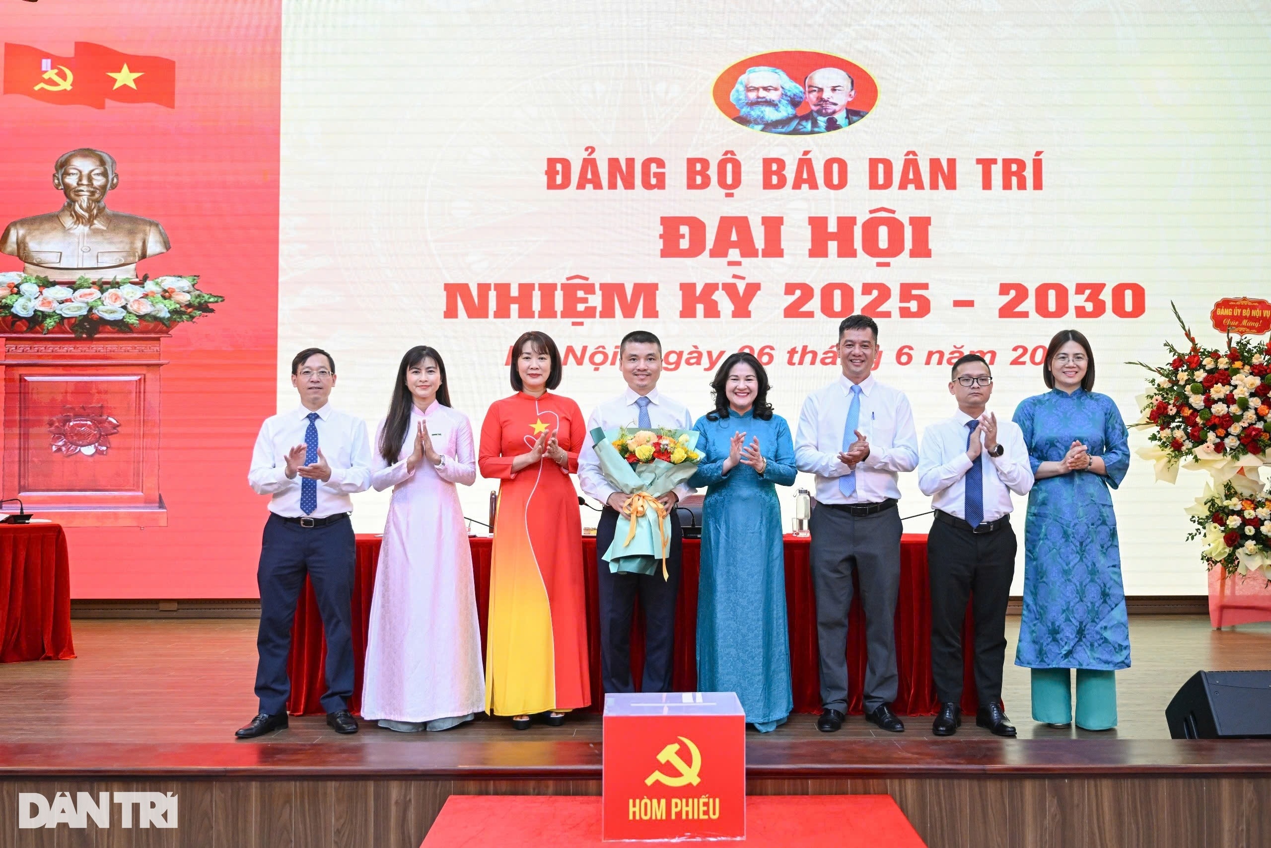 Hàm lượng trí tuệ, trách nhiệm cao làm nên Đại hội Đảng bộ báo Dân trí - 2 Hàm lượng trí tuệ, trách nhiệm cao làm nên Đại hội Đảng bộ báo Dân trí - 2