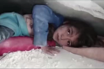 Bé gái Syria che chắn cho em suốt 36 giờ dưới đống đổ nát