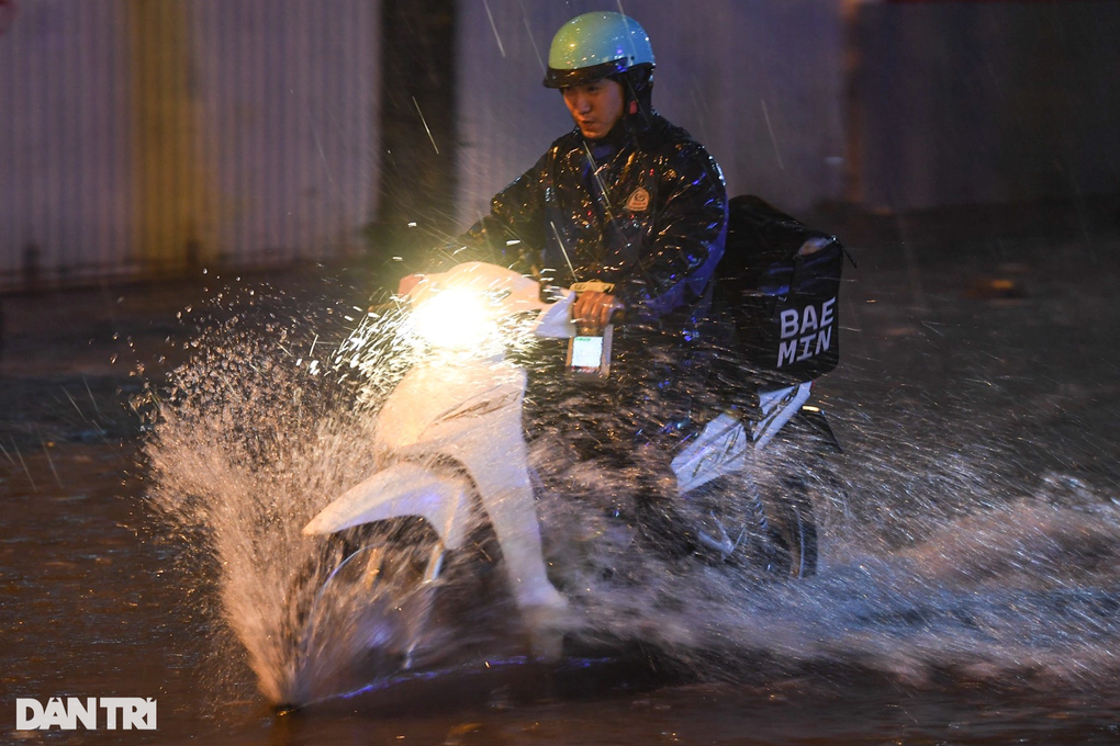Nhiều nơi ở Hà Nội ngập trong biển nước sau cơn mưa lớn - 6 Nhiều nơi ở Hà Nội ngập trong biển nước sau cơn mưa lớn - 6