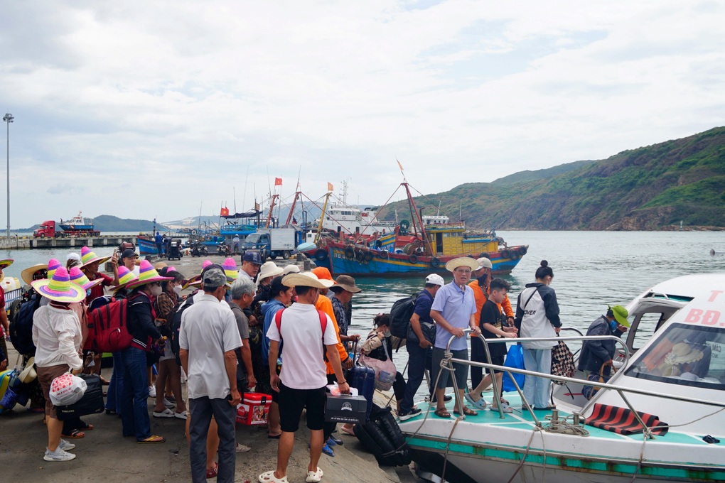 สนับสนุนที่พักและการเดินทางทางเรือให้กับนักเรียนบนเกาะเพื่อไปเรียนรู้อาชีพบนแผ่นดินใหญ่ - 1 Hỗ trợ tiền ăn ở, đi đò cho học sinh xã đảo vào đất liền học nghề - 1
