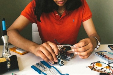 Phát minh tăng cường giãn cách xã hội trong đại dịch của cô bé 15 tuổi