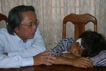 Tạm giam 2 đồng phạm hành hạ cháu bé như thời trung cổ