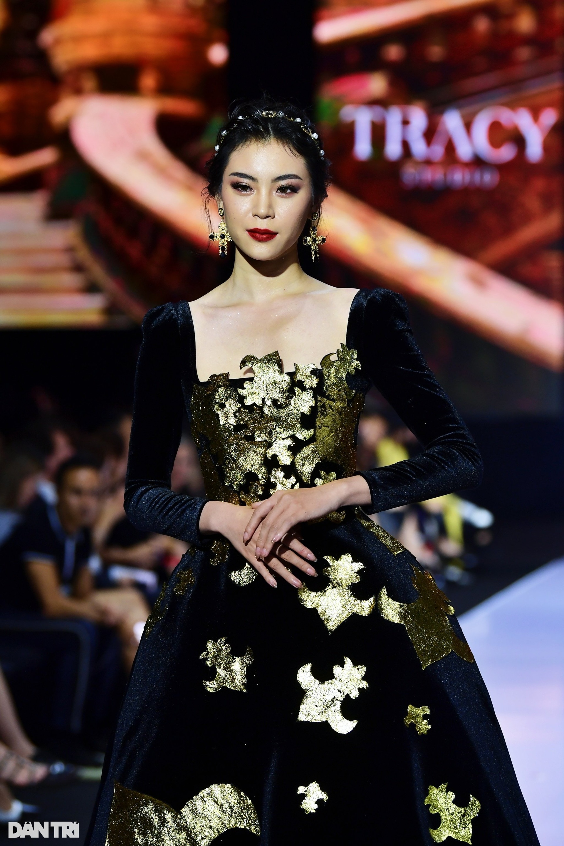 Mãn nhãn trước những thiết kế váy hoàng hậu của nhà mốt Việt - 3 Mãn nhãn trước những thiết kế váy hoàng hậu của nhà mốt Việt - 3