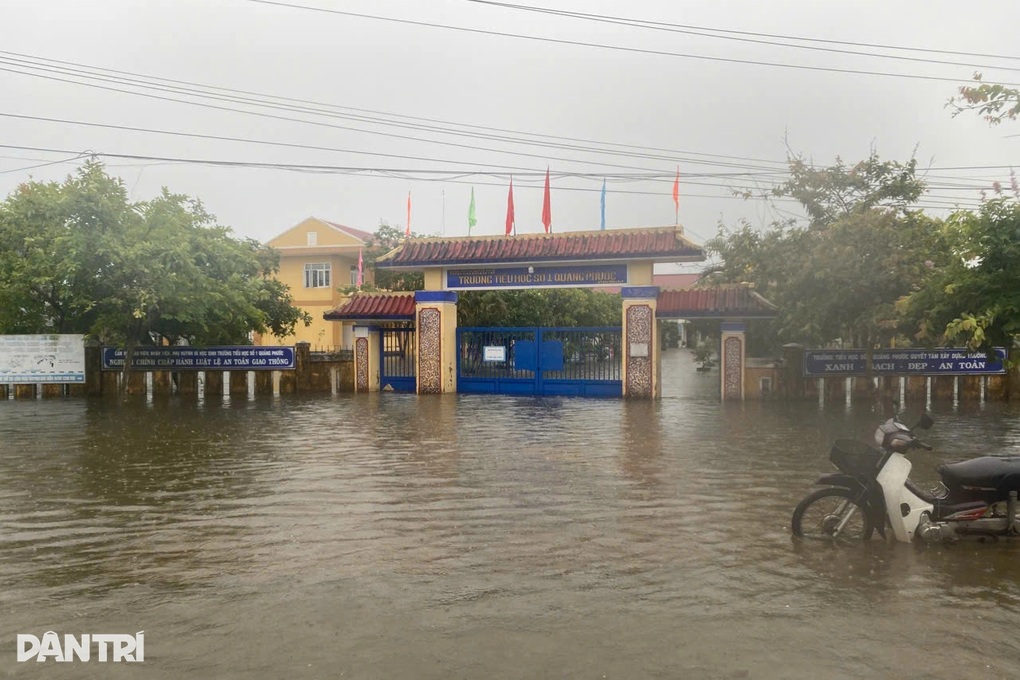 Bốn người mất tích, hàng nghìn nhà dân bị ngập trong trận lũ dị thường - 4 Bốn người mất tích, hàng nghìn nhà dân bị ngập trong trận lũ dị thường - 4