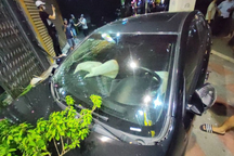 Xe ô tô "hạ gục" hàng loạt phương tiện, lao lên vỉa hè tông vào nhà dân