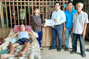 Người đàn ông nằm liệt bị kẻ giả danh nhà hảo tâm lừa mất gần 9 triệu đồng