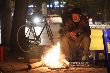 Người Hà Nội co ro, đốt lửa sưởi ấm trên phố ngày giá rét 11 độ C