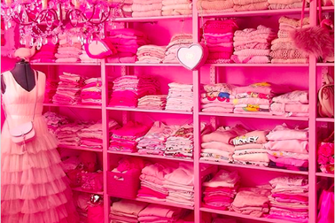 Độc đáo ngôi nhà và trang phục của cô giáo nghiện màu hồng