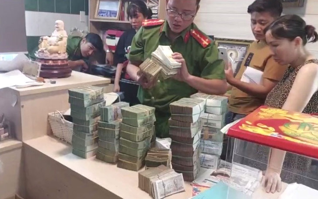 Thu giữ 9 tỷ đồng, 1,5 triệu USD trong đường dây rửa tiền ở TPHCM - 3 Thu giữ 9 tỷ đồng, 1,5 triệu USD trong đường dây rửa tiền ở TPHCM - 3