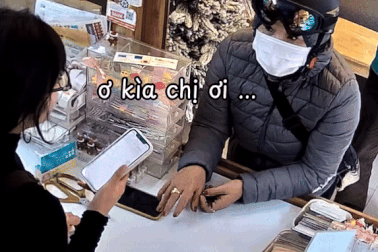 Khách sang tay đeo đầy vàng, thó điện thoại của nhân viên tiệm bánh