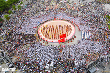 Quảng trường ken đặc người cổ vũ nhà vô địch Olympia Lê Xuân Mạnh