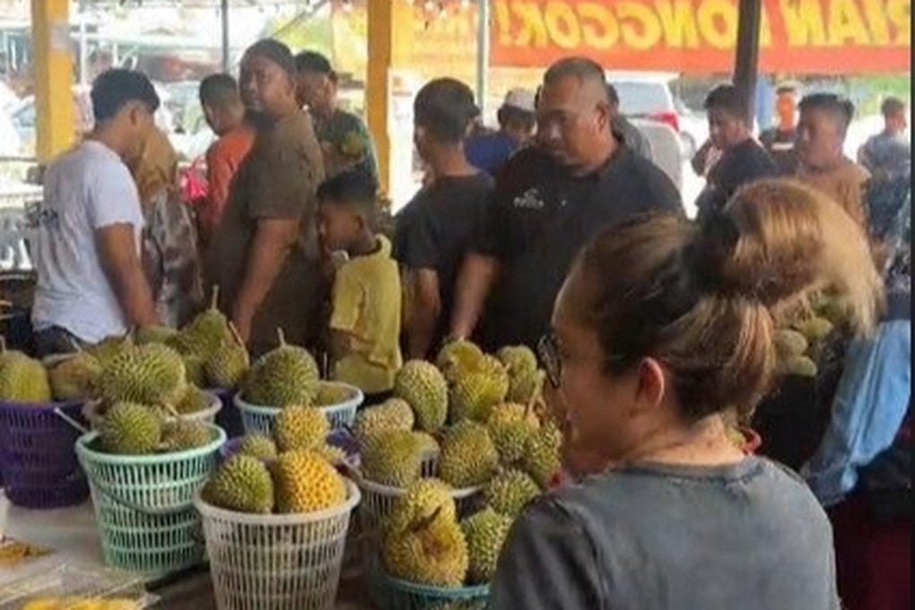 Ông bố câm xin sầu riêng cho con, nhận được món quà hào phóng từ người bán - 2 Ông bố câm xin sầu riêng cho con, nhận được món quà hào phóng từ người bán - 2