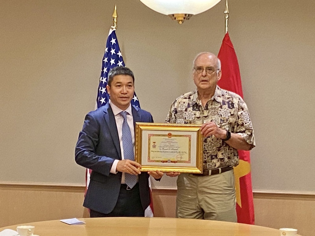 Trao Kỷ niệm chương Vì Hòa bình, Hữu nghị giữa các dân tộc cho 3 người bạn Mỹ - 1 Trao Kỷ niệm chương Vì Hòa bình, Hữu nghị giữa các dân tộc cho 3 người bạn Mỹ - 1