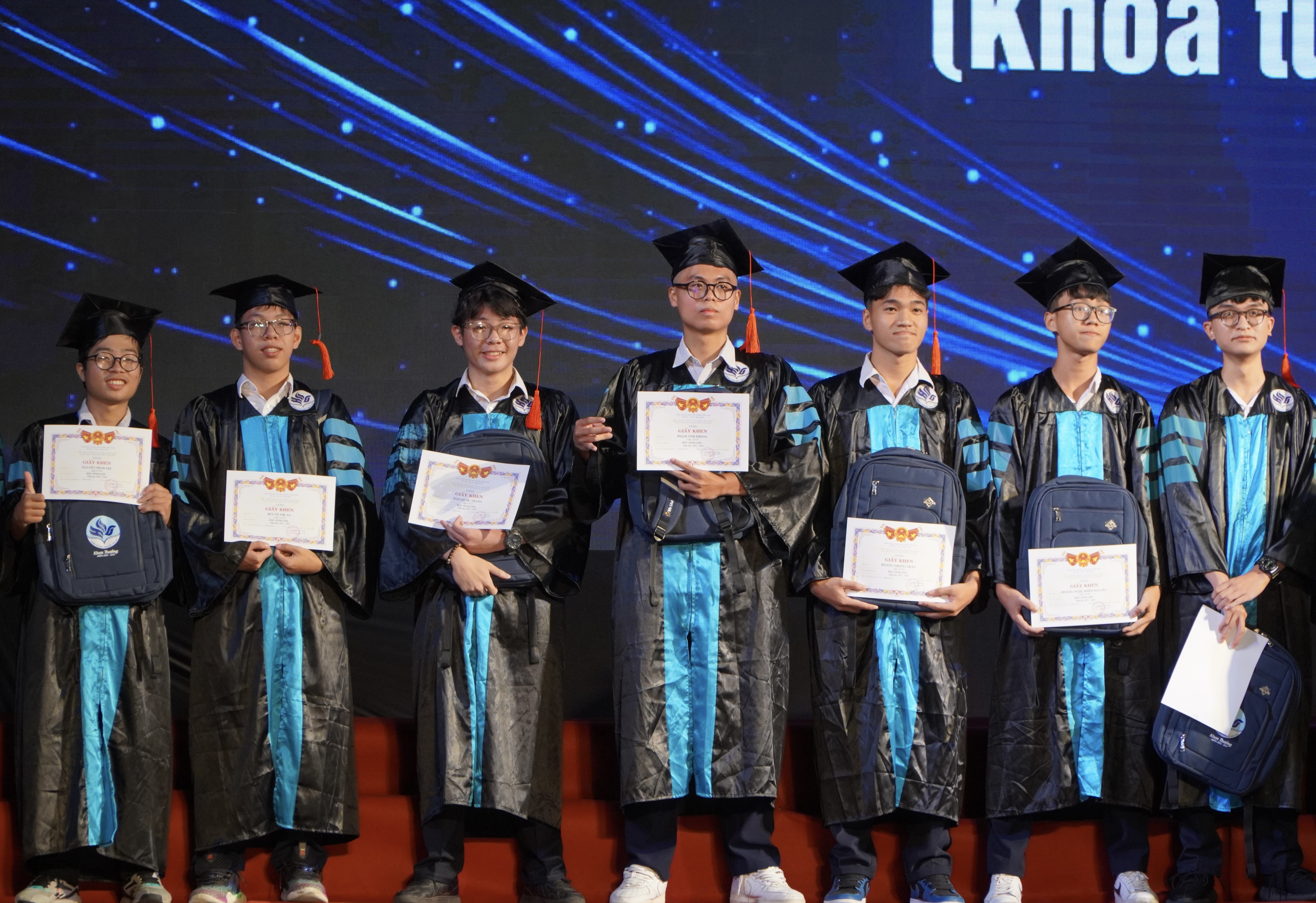 हो ची मिन्ह सिटी के एक स्कूल में लगभग 99% उत्कृष्ट छात्र हैं, 12वीं कक्षा के छात्रों ने 100 बिलियन की छात्रवृत्ति जीती - 1 Một trường ở TPHCM có gần 99% học sinh giỏi, lớp 12 giành 100 tỷ học bổng - 1