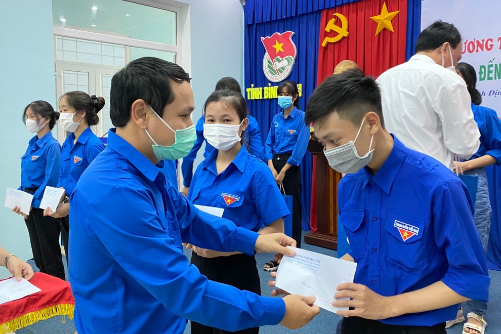 Bí thư Trung ương Đoàn trao học bổng Tiếp sức đến trường, vượt qua Covid-19 - 2 Bí thư Trung ương Đoàn trao học bổng Tiếp sức đến trường, vượt qua Covid-19 - 2