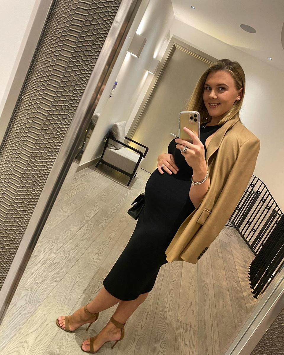 Bà xã Harry Kane vui vẻ khoe bụng bầu - 1