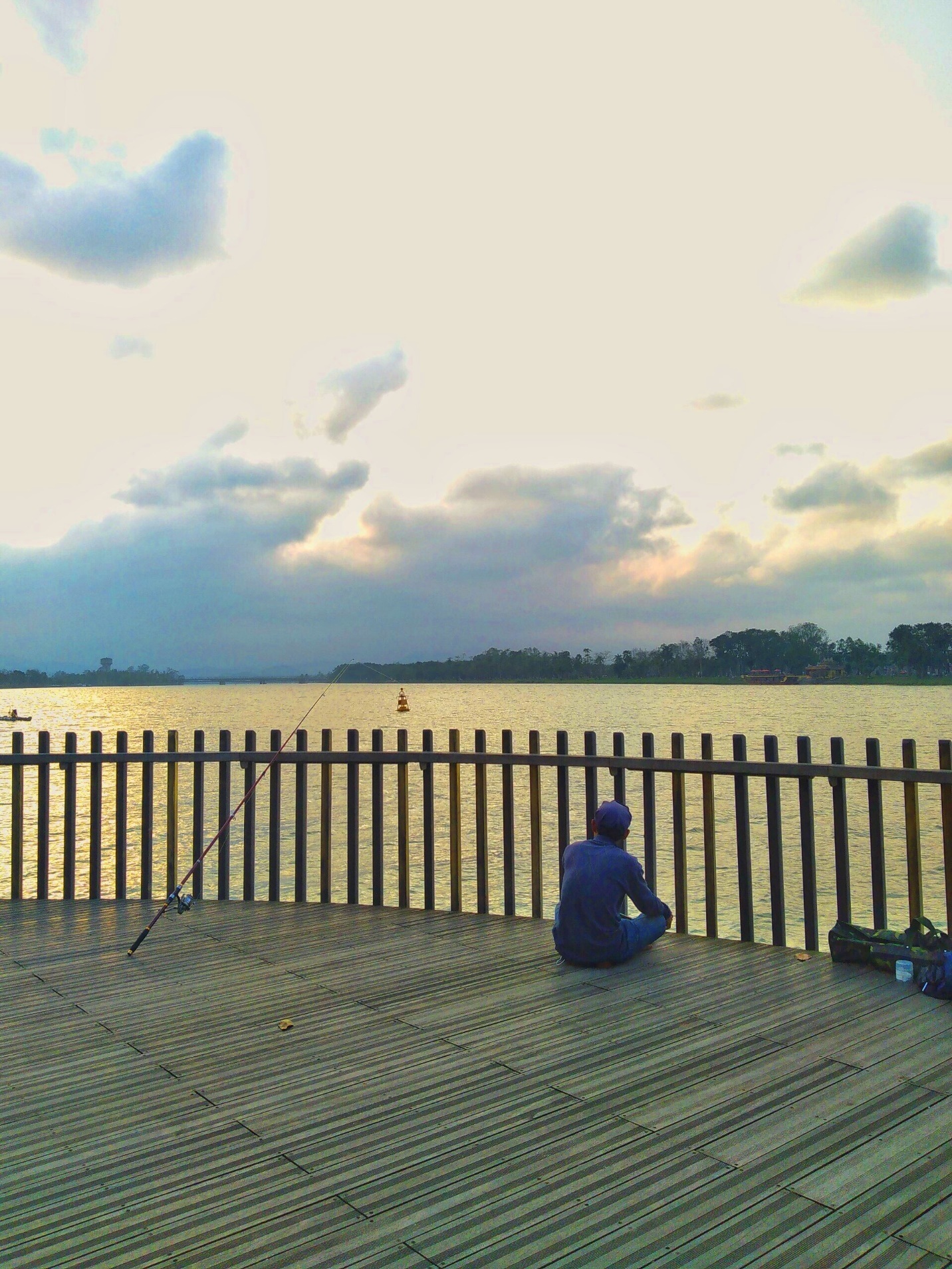 Khung cảnh hoàng hôn đẹp mê hoặc trên sông Hương - 12 Khung cảnh hoàng hôn đẹp mê hoặc trên sông Hương - 12