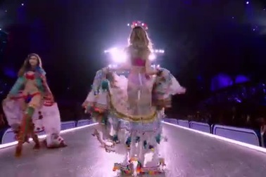 Martha Hunt trình diễn cho Victoria's Secret