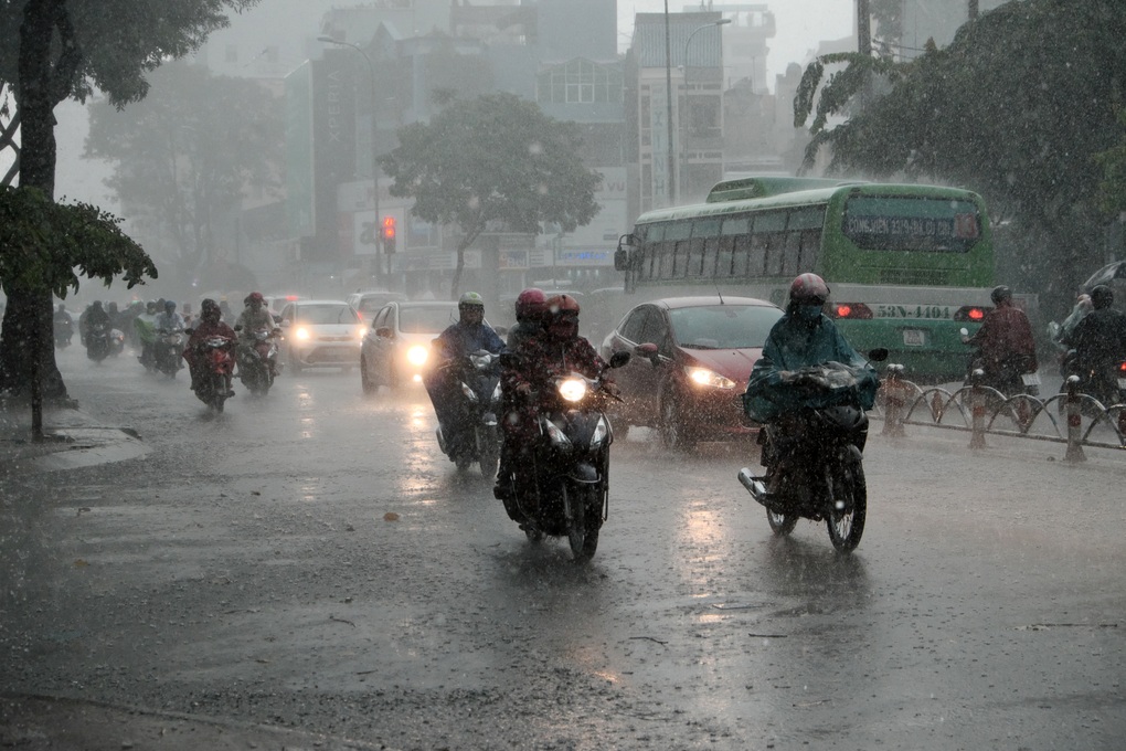 Mùa mưa, cẩn trọng cúm mùa đe dọa sức khỏe người cao tuổi - 1