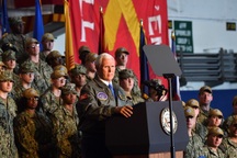 Binh sĩ Mỹ được chỉ đạo vỗ tay "như ở câu lạc bộ thoát y" để đón Phó Tổng thống