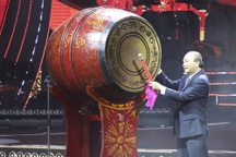 Chủ tịch nước Nguyễn Xuân Phúc đánh trống khai hội "Xuân quê hương"