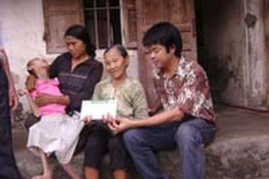 Trao quà bạn đọc đến hai gia cảnh tại Hà Tĩnh