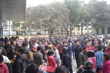 Sốc với cảnh biển người vật vã xếp hàng chờ... vắc xin!