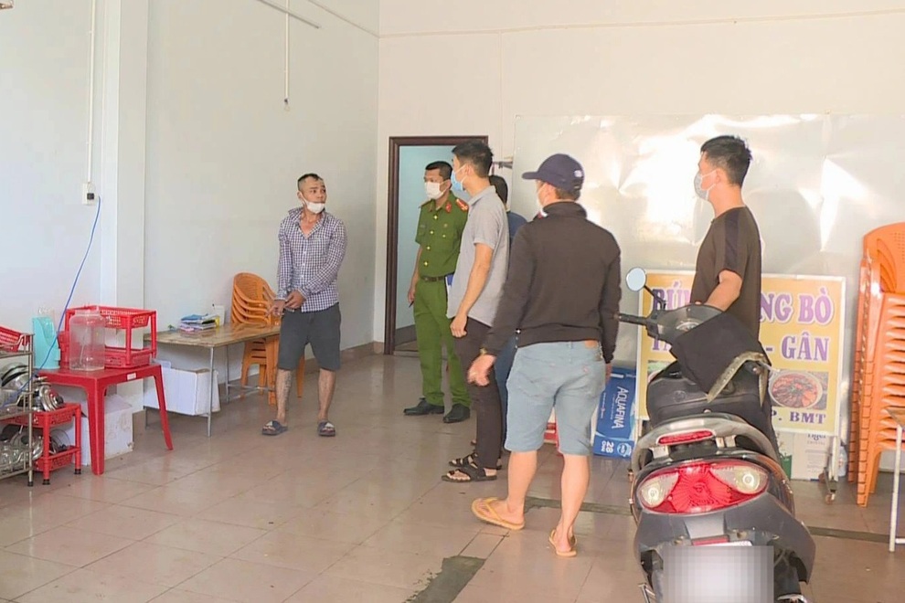 Người đàn ông đột nhập nhiều cửa hàng nghỉ dịch khoắng tài sản - 1 Người đàn ông đột nhập nhiều cửa hàng nghỉ dịch khoắng tài sản - 1