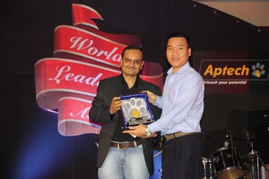 Aprotrain-Aptech được vinh danh tại chương trình “Thay lời tri ân 2012”