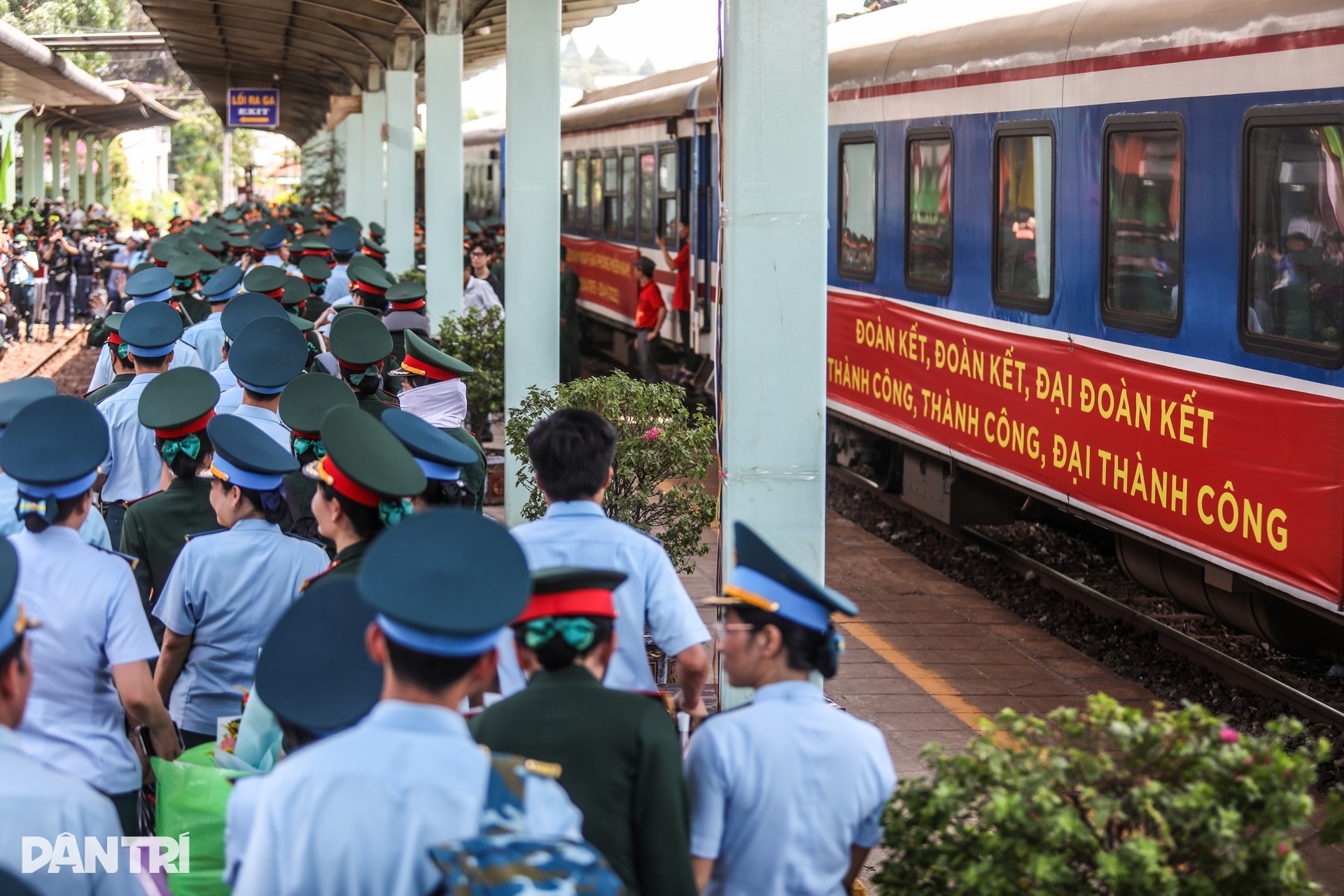 Các khối diễu binh đầu tiên trên chuyến tàu Thống nhất đã đến miền Nam - 2 Các khối diễu binh đầu tiên trên chuyến tàu Thống nhất đã đến miền Nam - 2