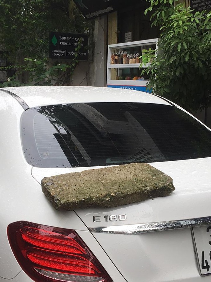 Ô tô đỗ chắn trước cửa, chủ nhà không nói nhiều, đem vật xù xì đặt lên xe dằn mặt - Ảnh 2. Ô tô đỗ chắn trước cửa, chủ nhà không nói nhiều, đem vật xù xì đặt lên xe dằn mặt - Ảnh 2.
